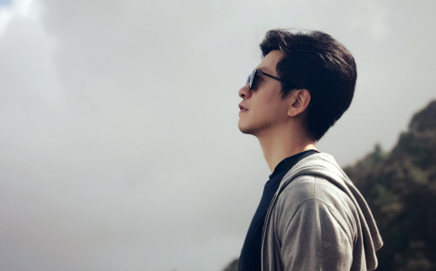 李健与妻子三亚度假！娇妻身材微胖五官精致，替丈夫背吉他似助理