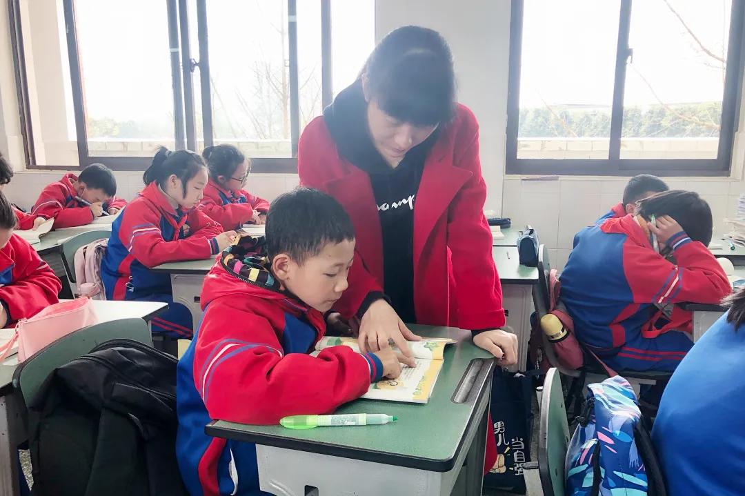 老师，您笑起来真好看——记双流区金桥小学“三八”妇女节活动