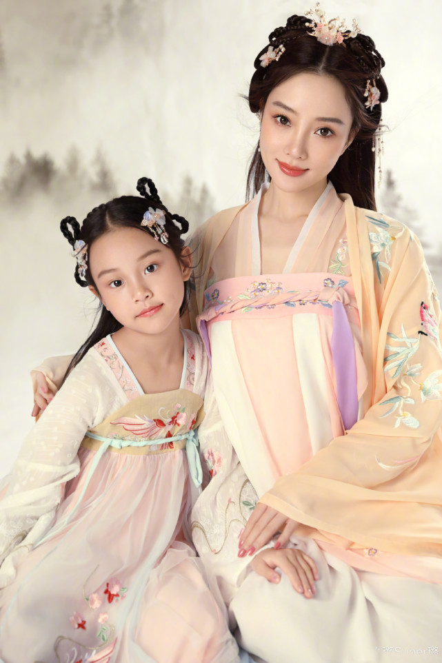 李小璐帶女兒滑雪，吐槽甜馨長太重卻抱著不撒手，母女同框超有愛