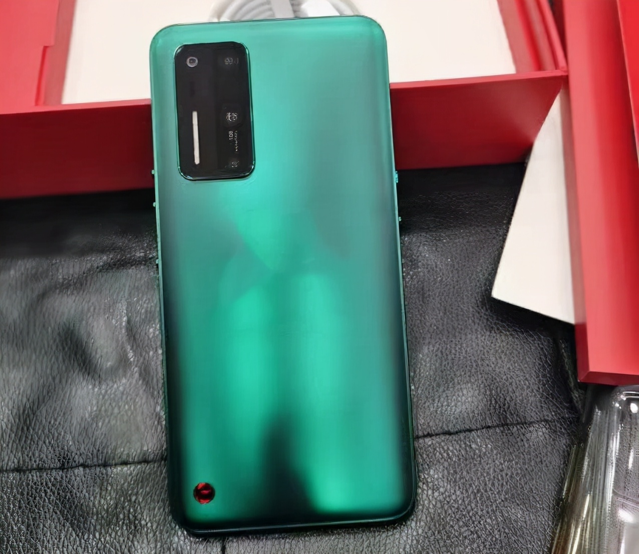 从4799跌至2599，曲面屏+1亿像素+256GB，从高端市场跌至中端市场