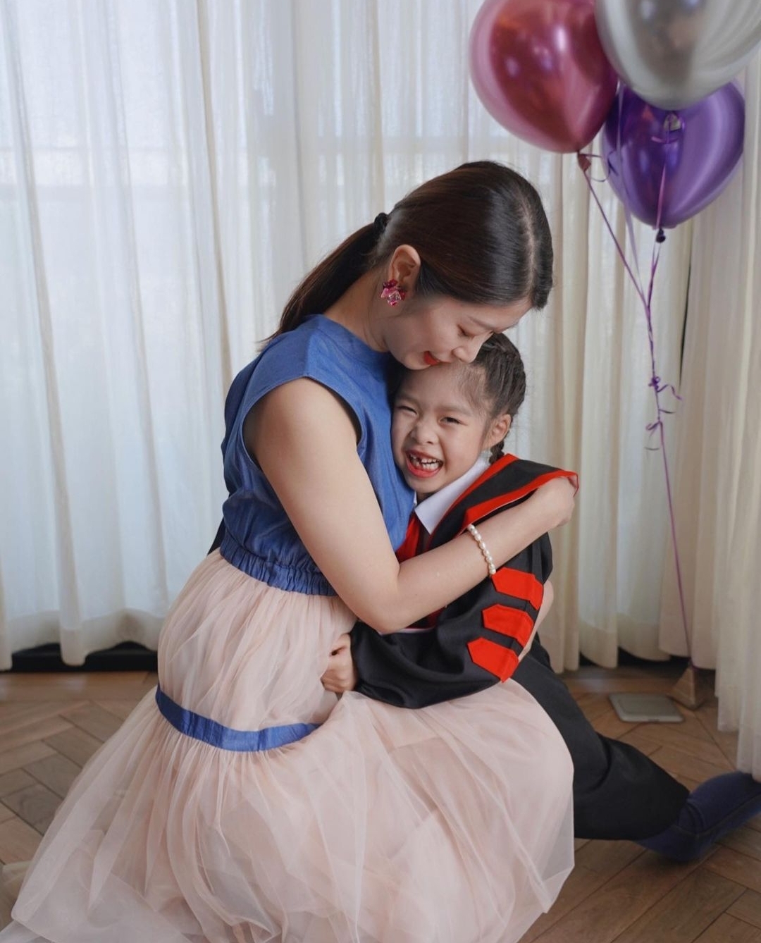 林志颖弟弟全家福曝光，女儿幼儿园毕业，在家参加线上典礼超开心