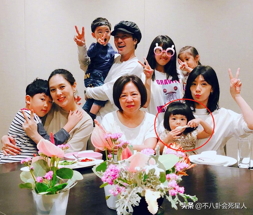 波妞成最严肃星二代，拍照不笑还爱皱眉头，才两岁就能打哭咘咘