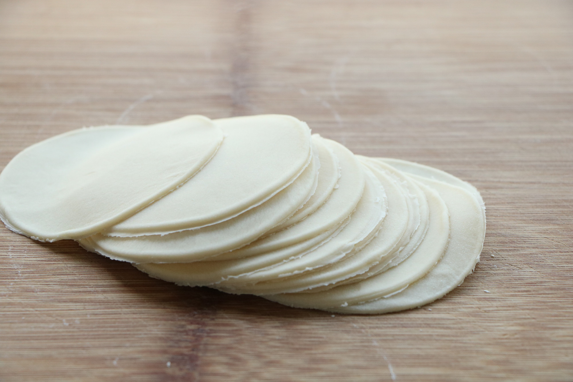 包菜還可以這樣吃，皮薄餡大，金黃酥脆，一人吃一盤都不膩，香