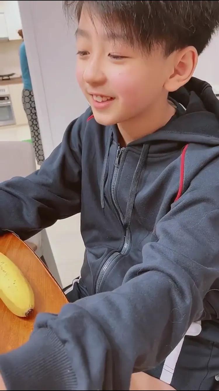 张柏芝晒二儿子视频，11岁小Q又变模样，奶萌帅气颜值不输小鲜肉