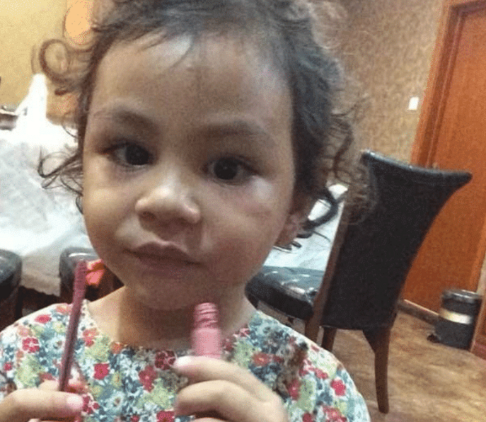 刘烨女儿才是被时光整容！8岁混血味越来越浓，