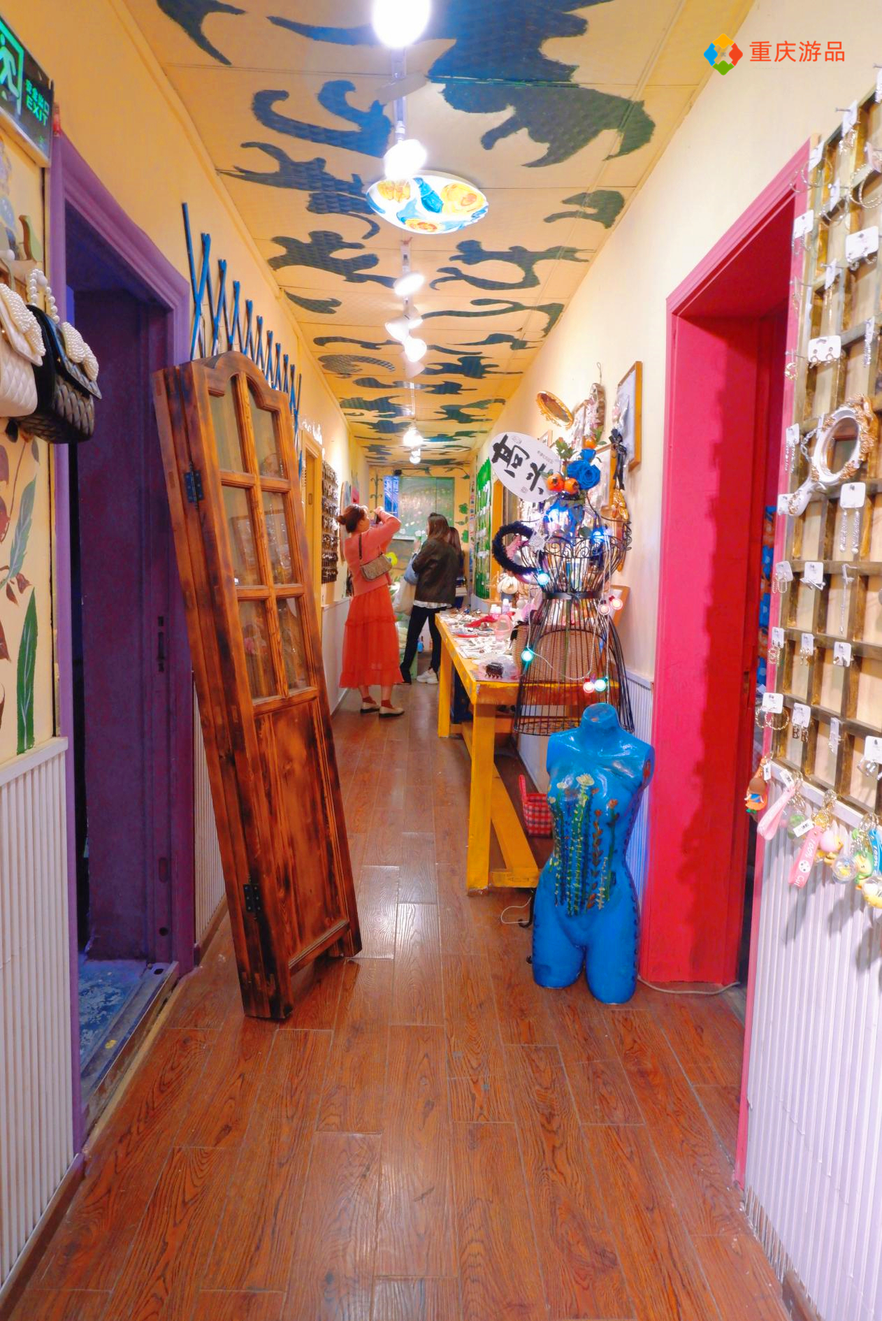 重庆的小众集市商铺，洛可可与巴洛克的结合，顾客只拍照不购物