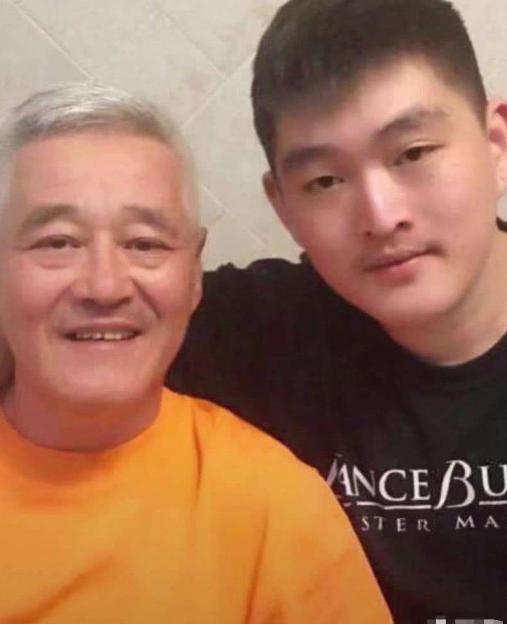 赵本山儿子带妆模仿亲爹！网友：别人是模仿，你是传承