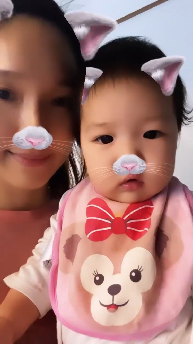 王祖蓝抱老婆人形立牌睹物思人，身高比例太绝，李亚男抱女儿卖萌