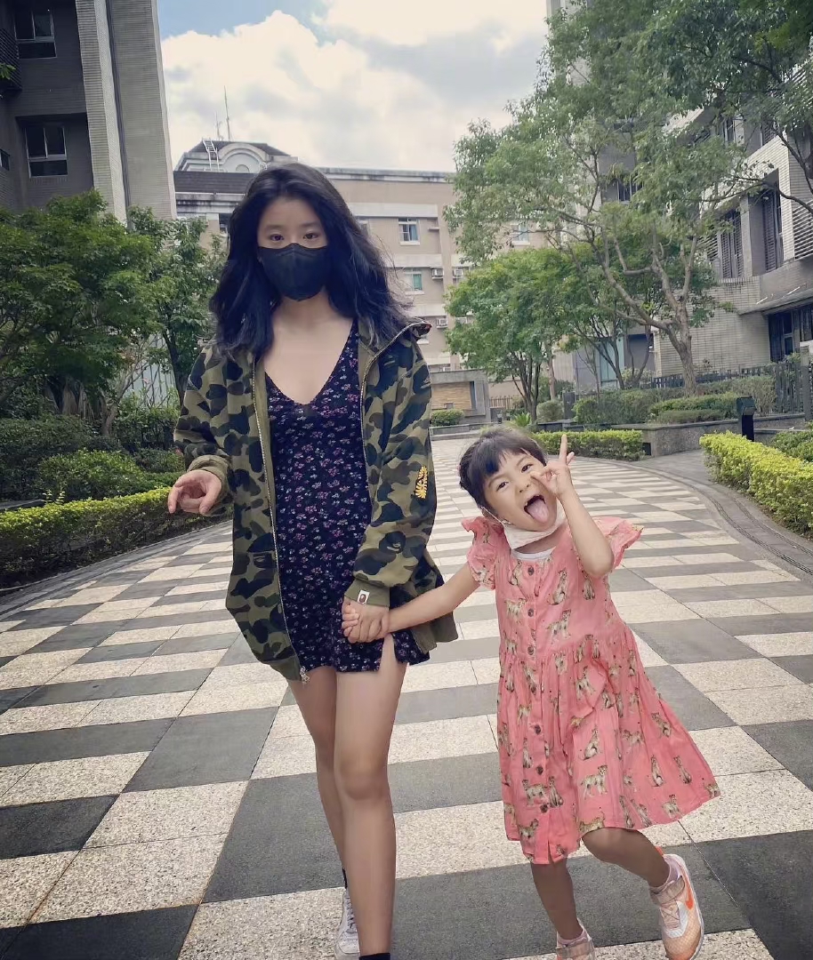 贾静雯晒女儿近照，梧桐妹成熟咘咘美如洋娃娃，孩子是父母老师？