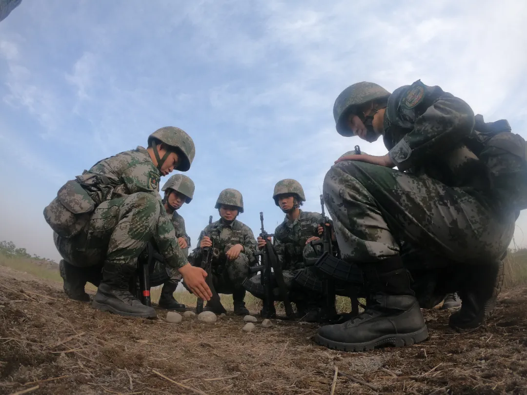 就是这么帅！77集团军小女兵，肩扛新型便携式导