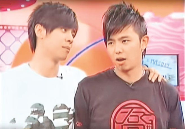 黄鸿升父亲拒绝罗志祥到灵堂，小猪深夜门口悼念，发动态广而告之