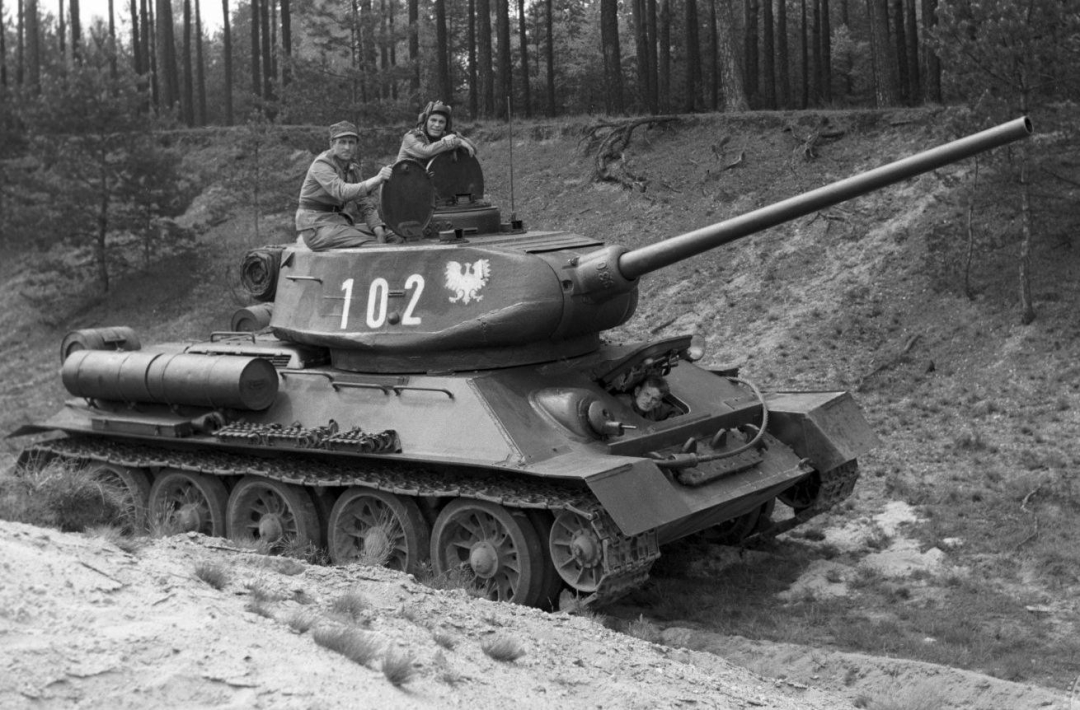 中国99式主战坦克用的什么发动机，和美俄相比有