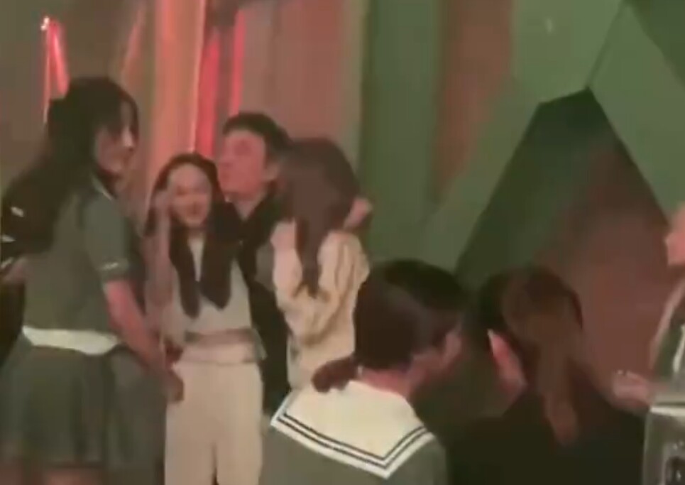 王思聪穿女款毛衣现身成都！美女作伴还有保镖护航，他也很接地气