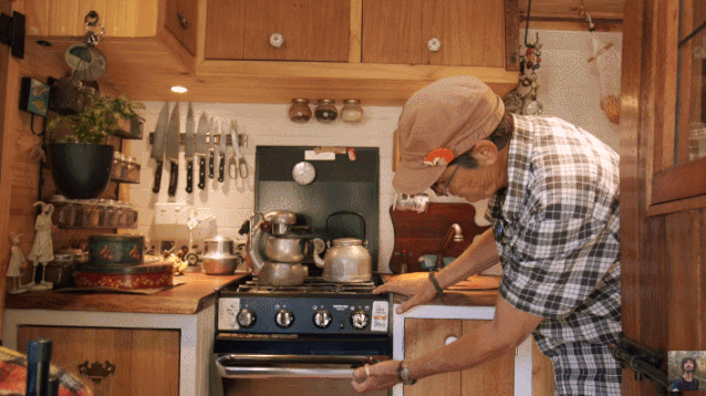 64岁老太不结婚，卖了豪宅住进8㎡蜗居，却过上