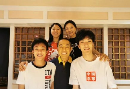 张艺谋为14岁女儿同框庆生，19岁儿子罕现身，三