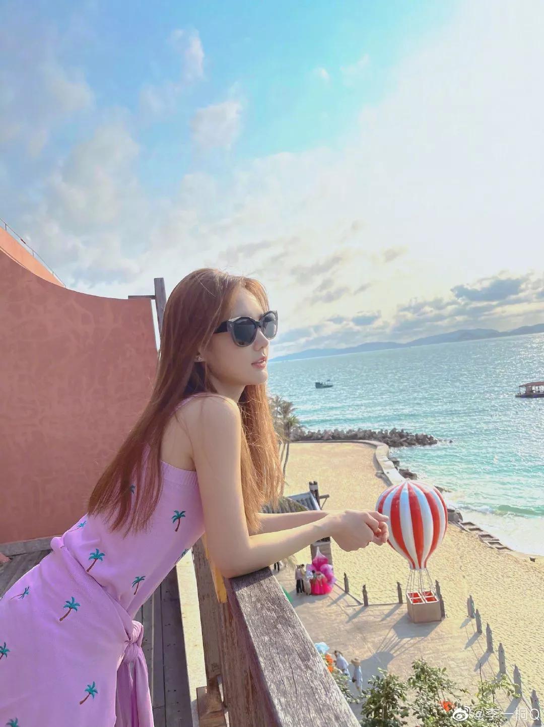 Li Yitong Hainan goes vacationing the beach is illuminated