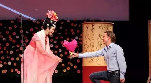 李玉刚终于舍得让妻子亮相,颜值自评,背景强