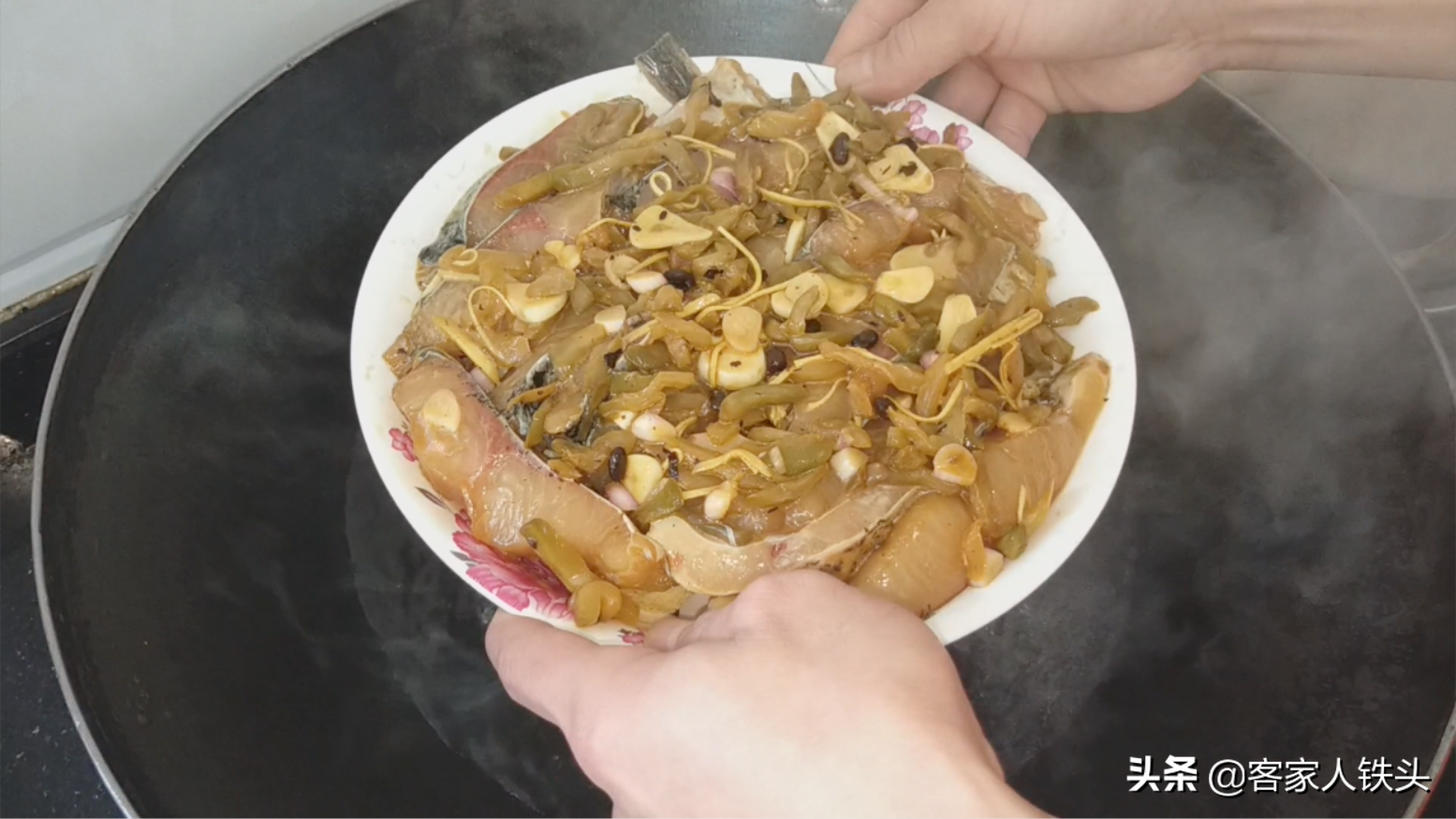 油豆腐加1块鱼腩，教你一个懒人又好吃做法，嫩滑味美没一点腥味