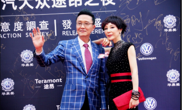 吴刚妻子才叫会保养，一把年纪了脸还溜光水滑