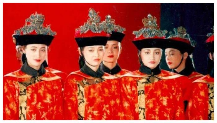 王祖贤30年前故宫旧照被扒，有谁注意背后的群演？