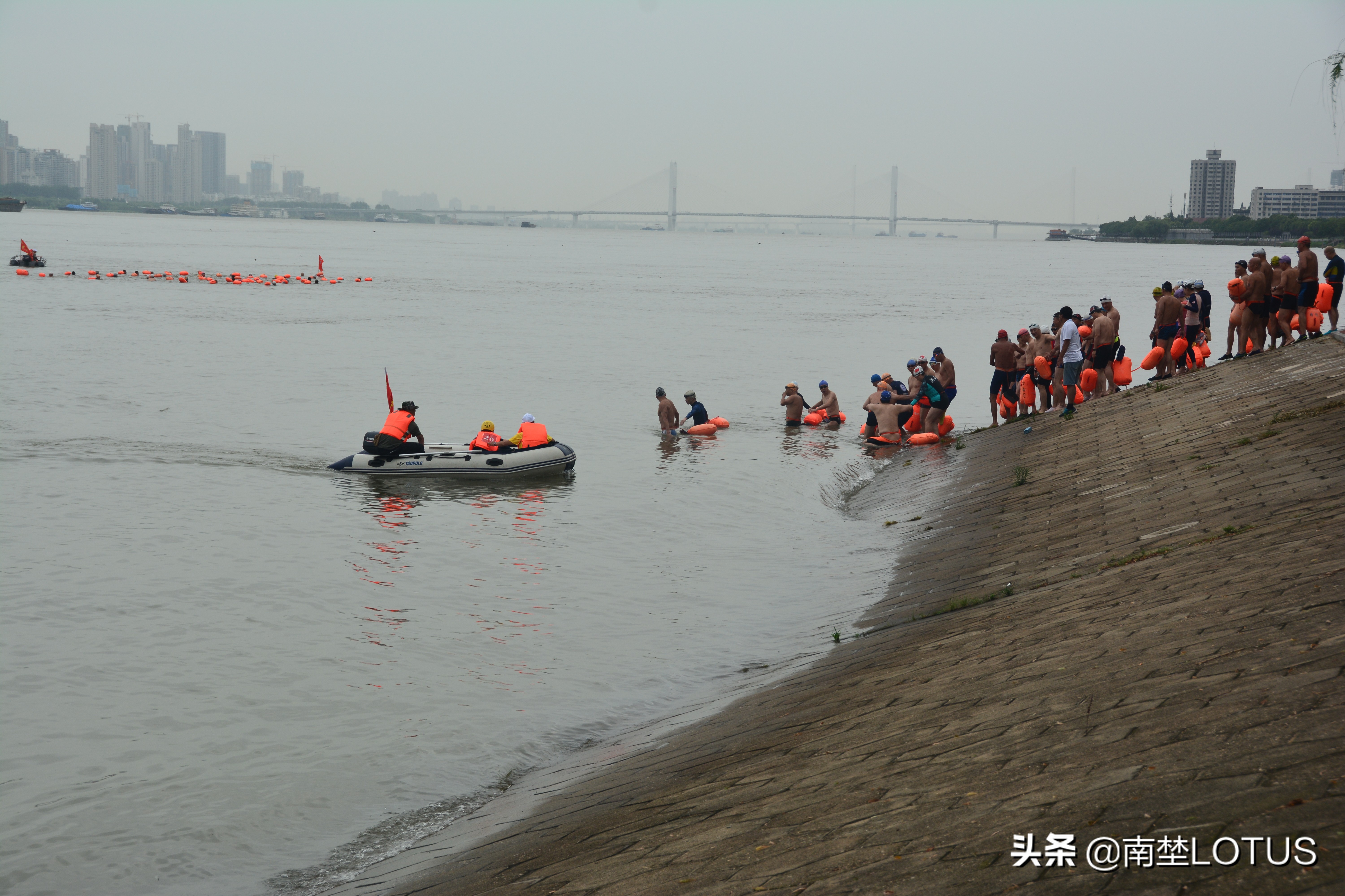 暴风雨也浇灭不了我们的热情(暴风雨浇灭不了江城716横渡长江游泳健将们的训练热情)