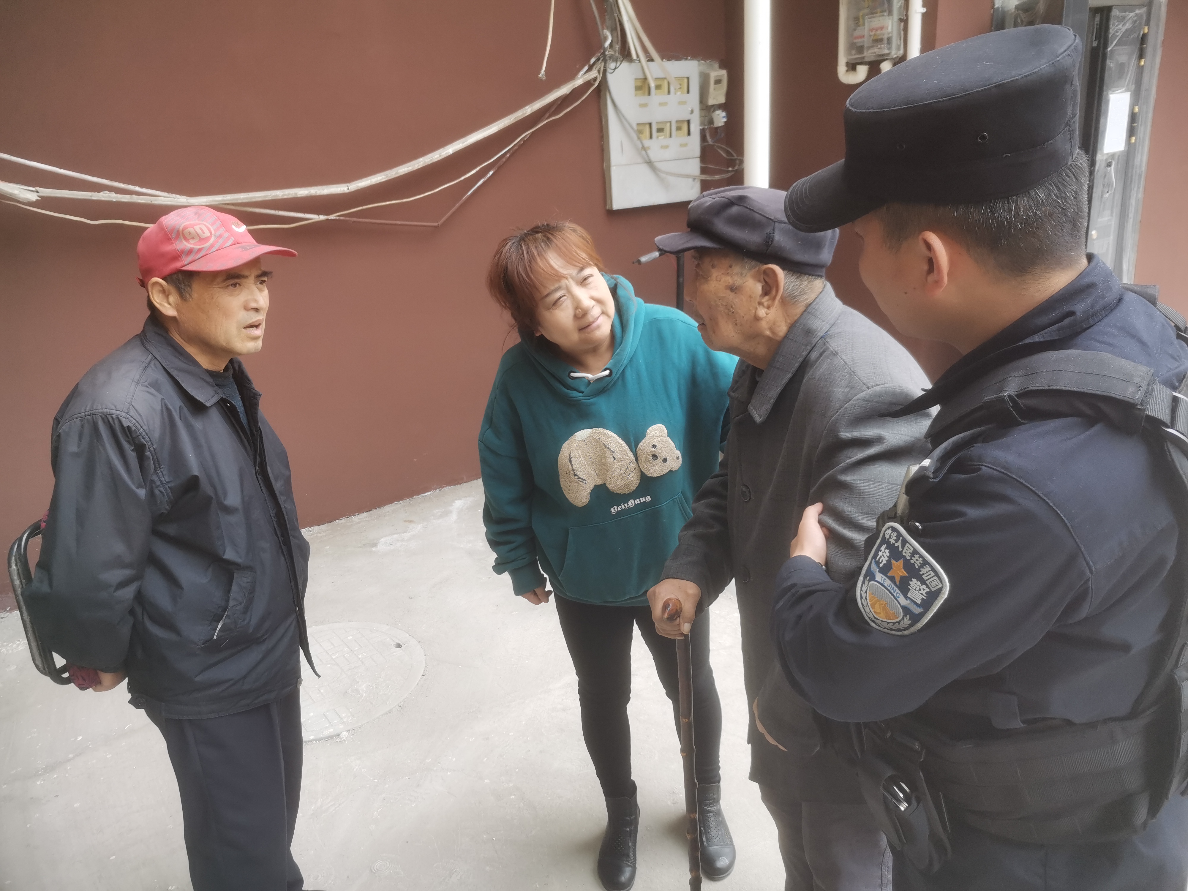 「教育整顿」铜川印台公安巡特警细心救助摔倒老人