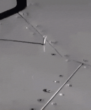 搞笑gif神评:快打开窗,让我进去避避雨