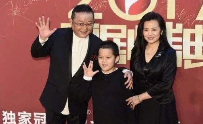 70岁王刚生活不易，妻子一月花上百万，和儿子相