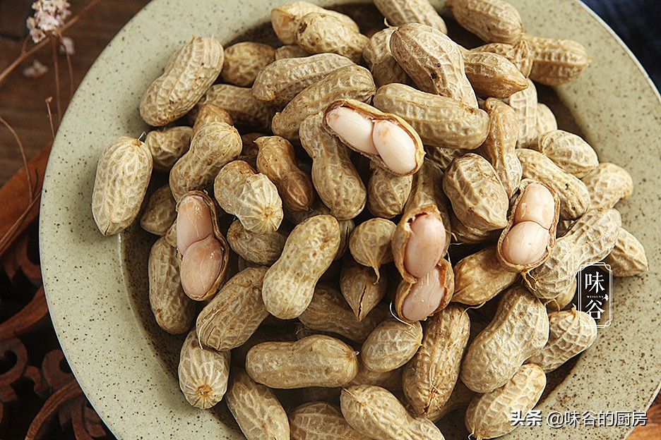 煮花生时，别直接盐水煮，多加2步，花生米又香又入味，太实用了