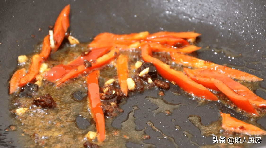 土豆别再炖肉了，教你一个新吃法，好吃到停不下来，比吃肉香