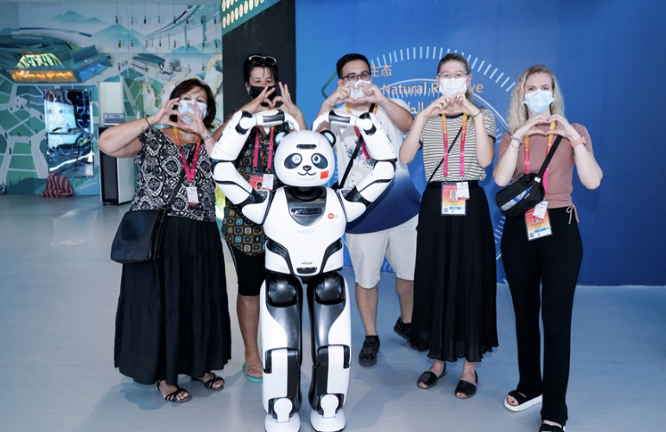 用AI点亮“华夏之光”优必选机器人正式亮相迪拜世博会中国馆