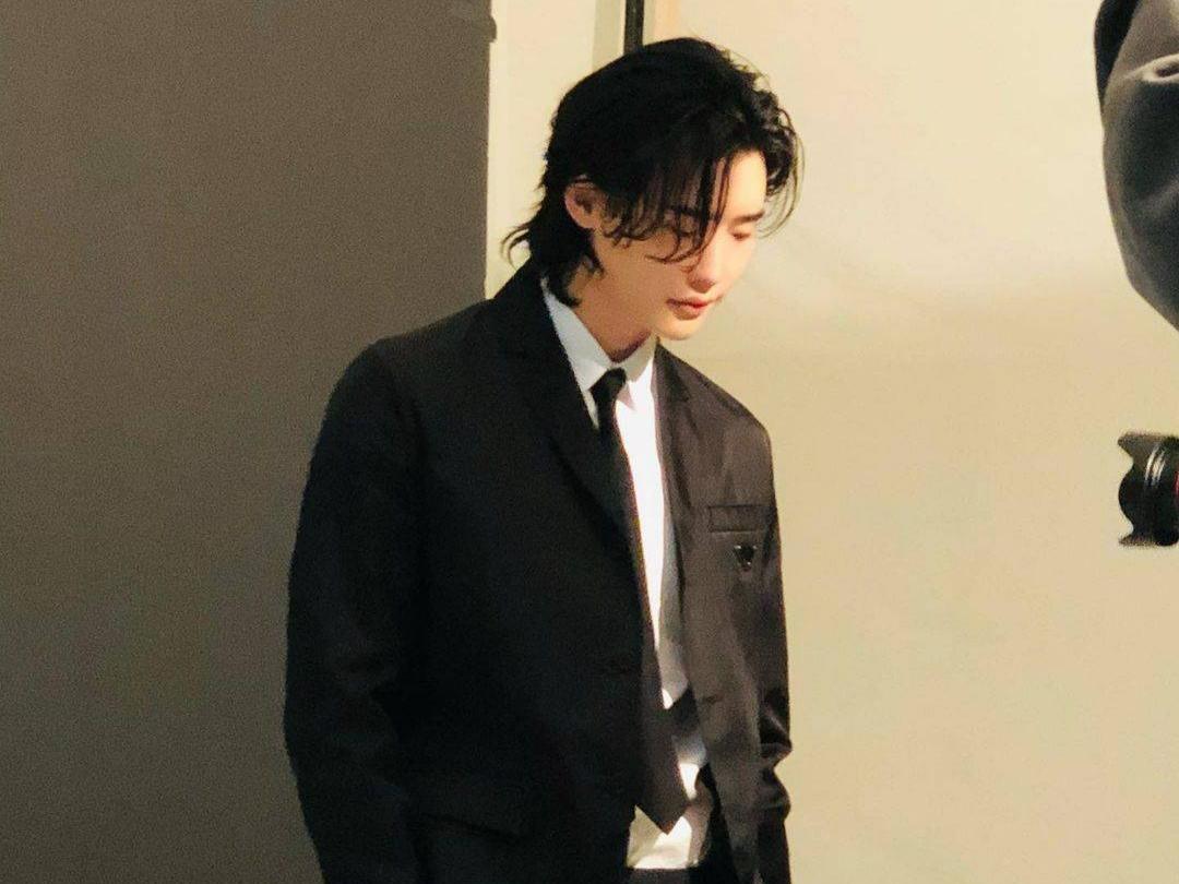 韩剧扛把子回来了李钟硕退伍后首晒正面照微卷中长发气质迷人