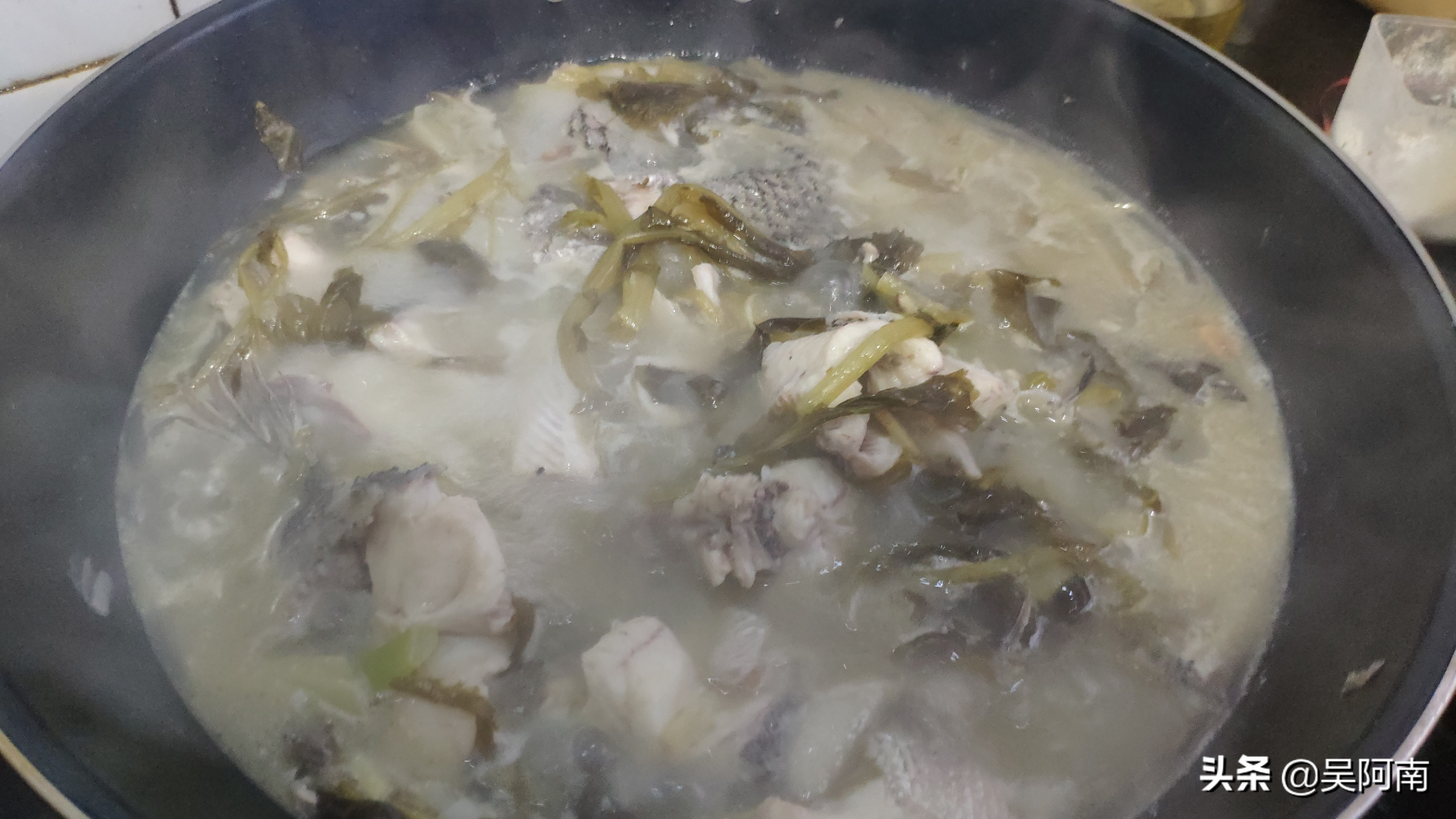 这才是酸菜鱼的正宗做法，鱼片嫩滑，汤汁酸爽，一吃就上瘾