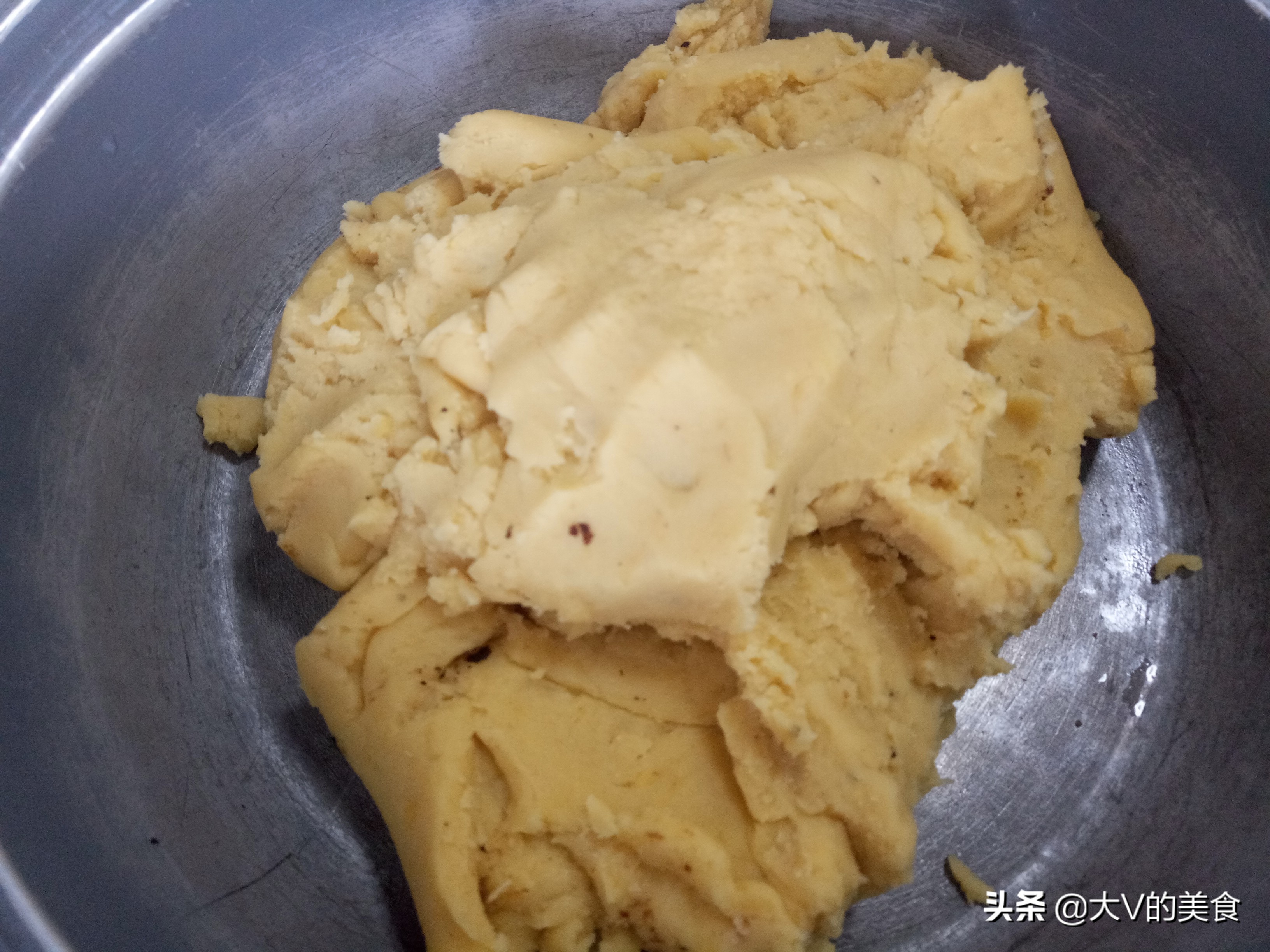Homemade mung bean cakes are made without additives. They have a delicate and soft texture, delicious and healthy, and simple.