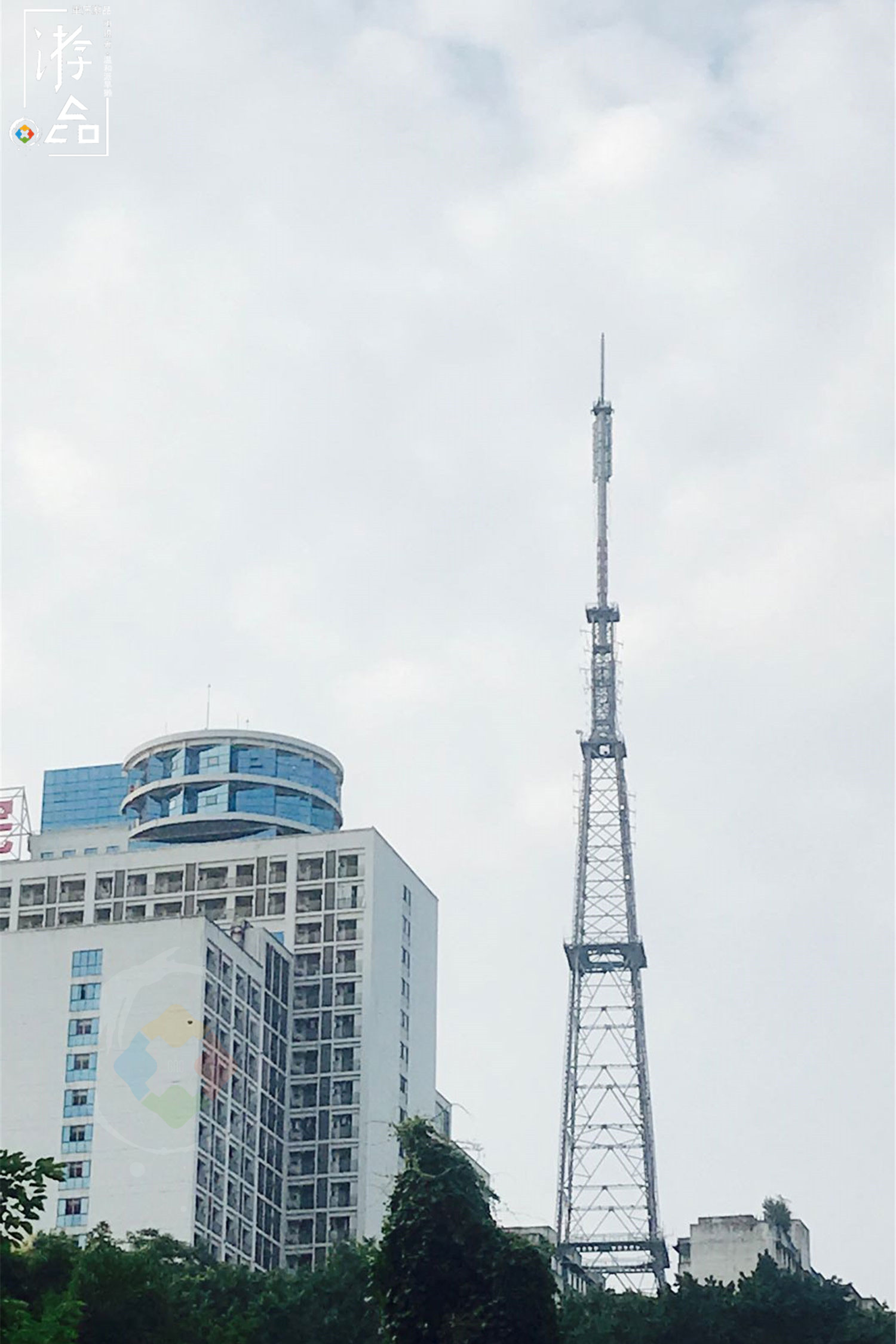 日本人评价重庆肖家湾，通往电视塔的坡道，被称神似宫崎骏的电影