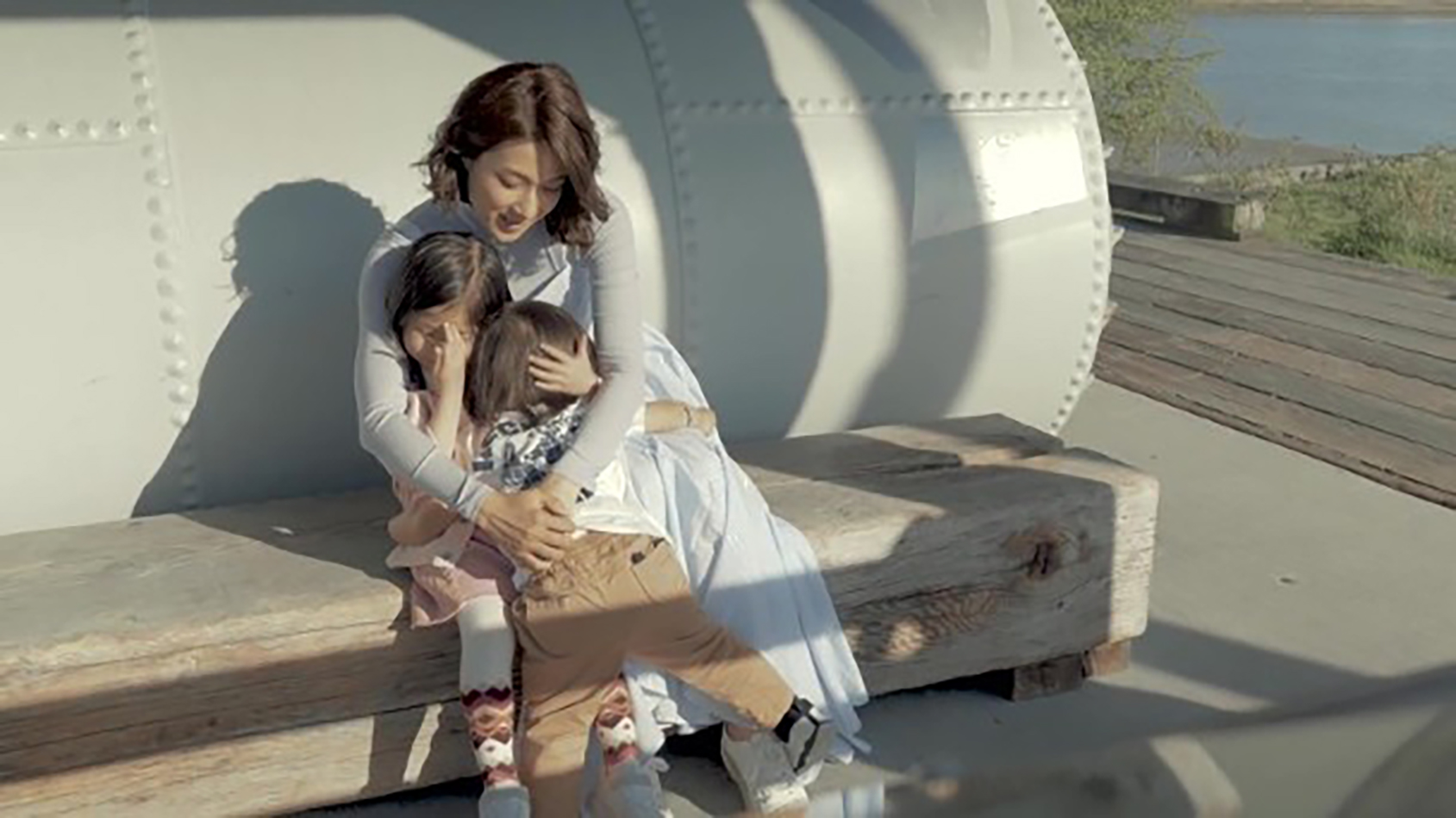 鍾嘉欣拍母親節MV，父母老公子女出鏡，三代同堂牽手散步溫馨感人