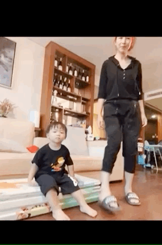 蔡少芬整蛊儿子上瘾，再拍搞怪视频，鱼蛋变黑炭脸爆炸头萌态十足