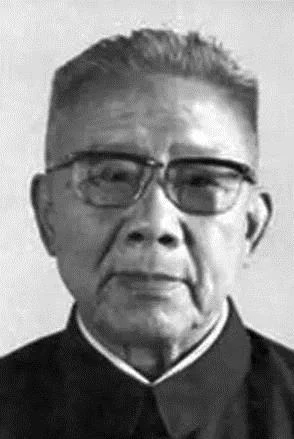 陆定一是我国江苏人，21岁的新兵，被敌军活埋三天，却奇迹生还