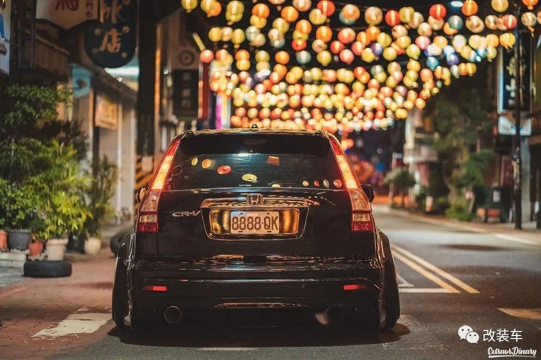 婚纱摄影师都这么个性?开着爆改的宽体本田CR-V给新人拍写真