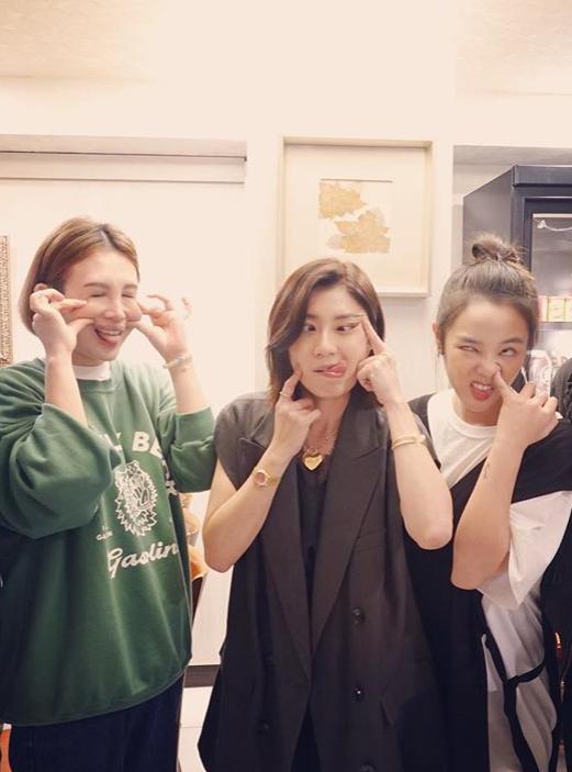 15歲梧桐妹要出道？ 和媽媽賈靜雯組女團，母女倆長得完全不一樣