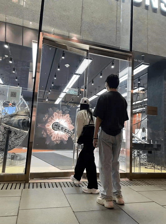 伊能静不舍儿子离开感性表白，母子牵手逛街被误以为是“情侣”