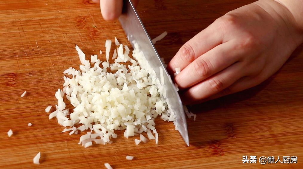 豆腐皮别只会烧汤，配上虾仁和莲藕，做成这道小吃，口感很丰富