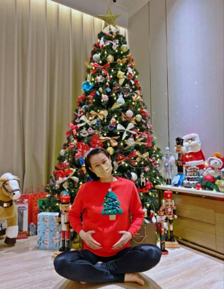 胡杏儿老公晒大儿子和李璨琛女儿牵手照，奕霆仔表情搞怪太萌了