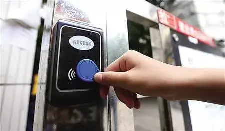 欠物業費門禁卡被禁，該咋辦？民法典這樣規定