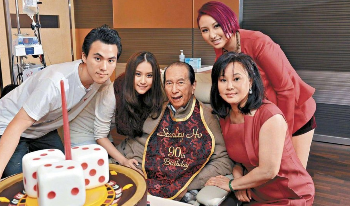 赌王何鸿燊去世，网友却为他家产操碎了心，奚