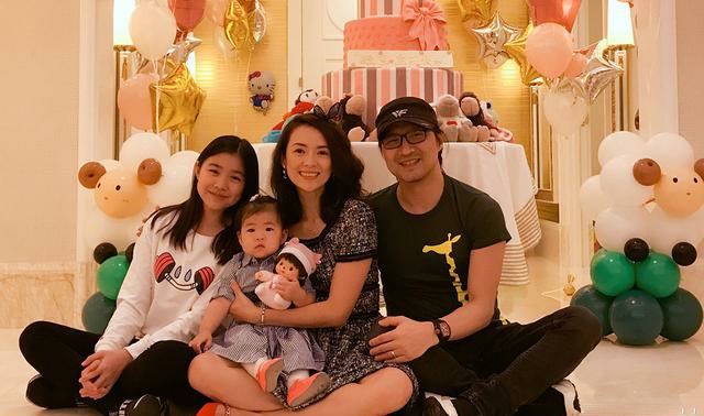 57岁巨星甄子丹晒全家福，25岁长子与继母同框，