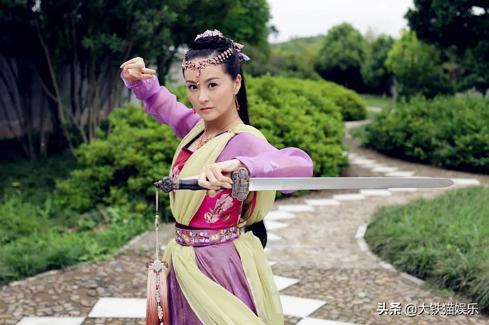 被造型师偏爱的“额饰”，某些剧女演员人均好