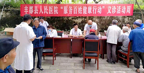 丰都县龙河镇：情系山区敬老院 端午义诊送爱心
