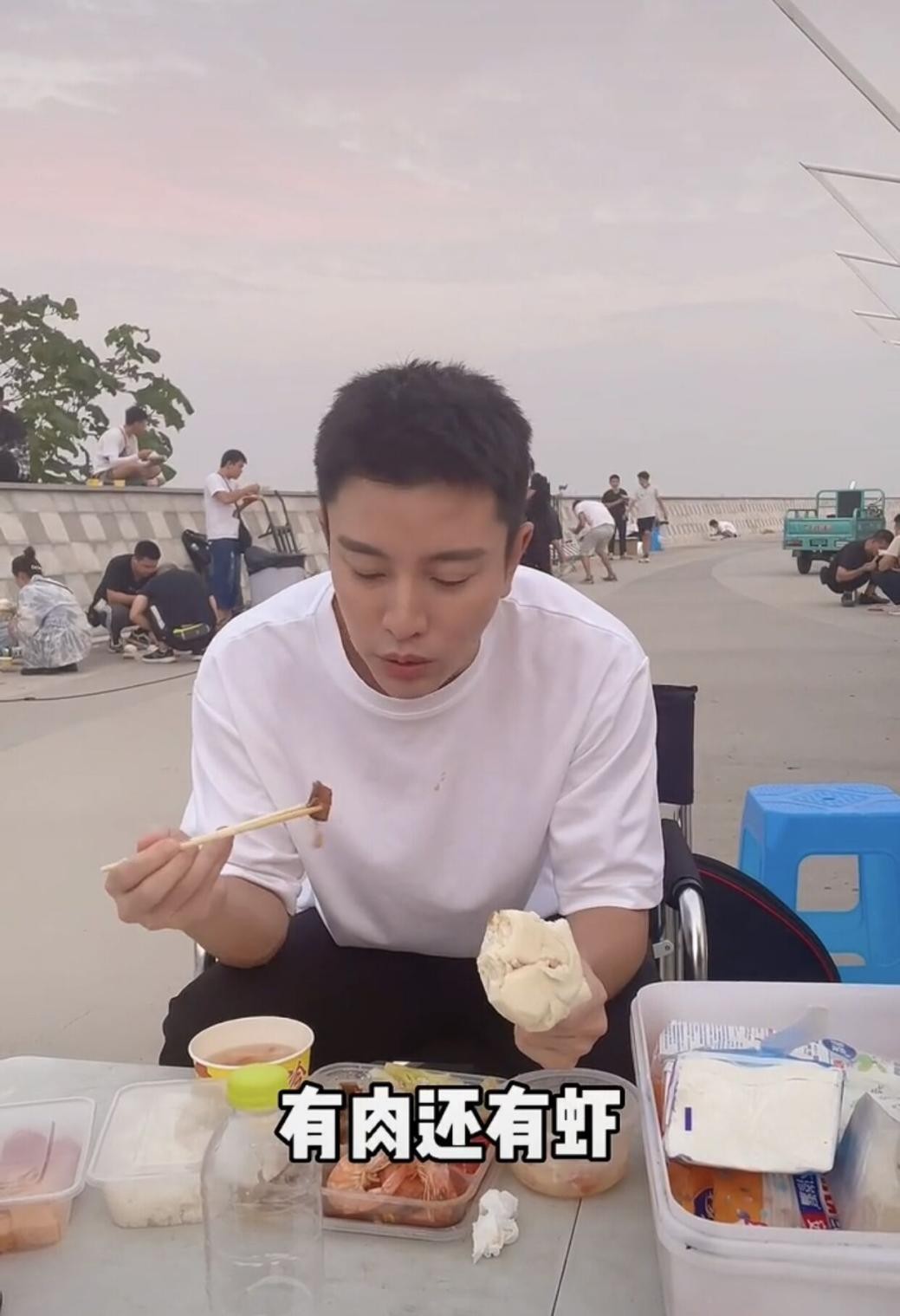 贾乃亮和群演吃同款剧组盒饭？大口啃馒头太抢