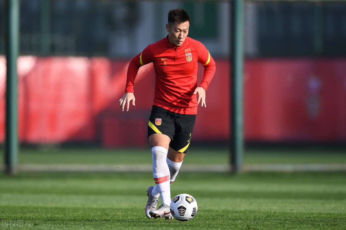 国足集训名单有变：补招徐新和郑铮，或顶替蒋